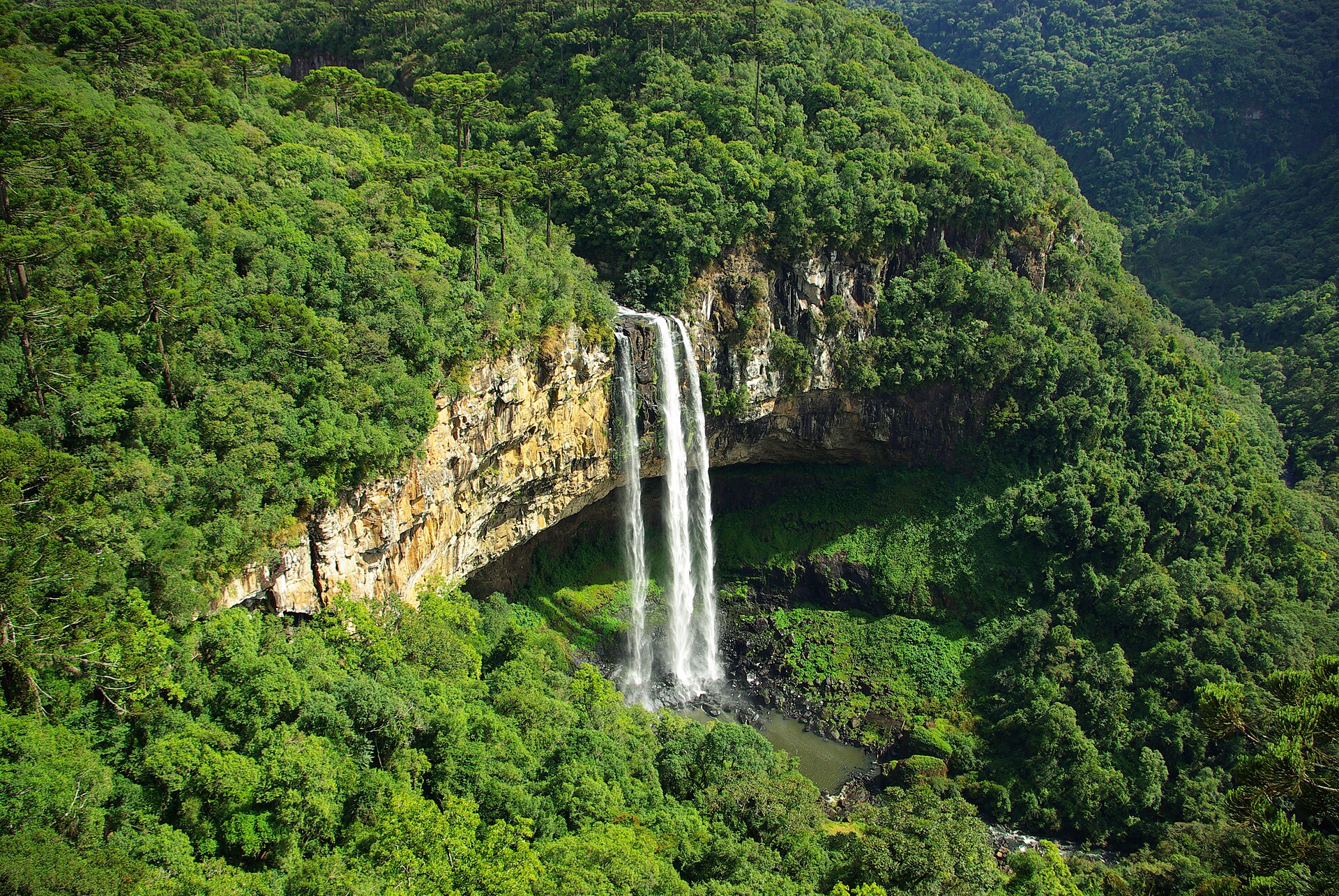 Queda da Cascata do Caracol em Canela, paredão e mata.